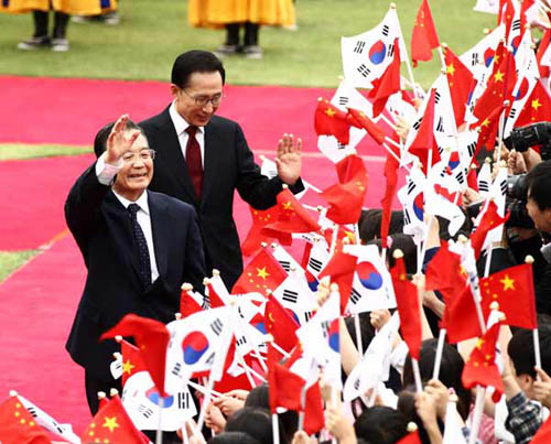 Chinese premier, South Korean president meet