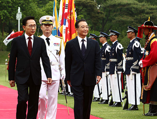 Chinese premier, South Korean president meet