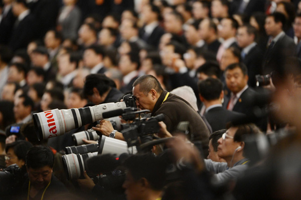 Journalists cover opening ceremony of CPC congress