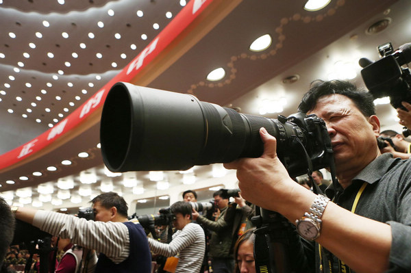 Journalists cover opening ceremony of CPC congress