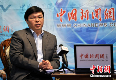 Yi Xianliang exchanges views with netizens