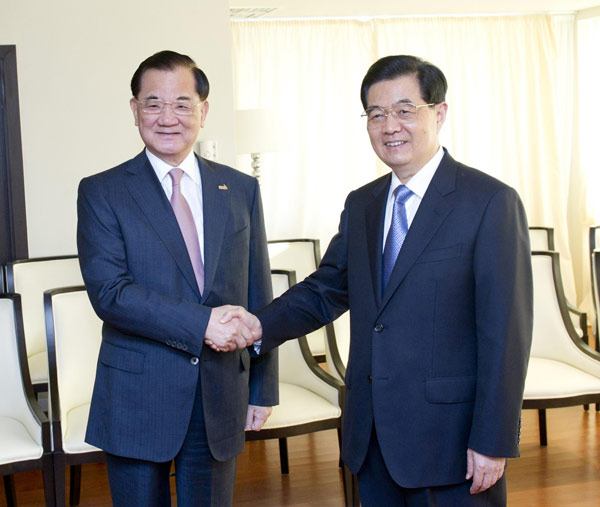 Hu meets KMT honorary chairman on cross-Straits ties