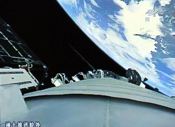 Shenzhou X docks with space module