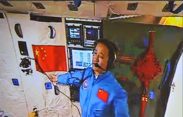 Astronauts of Shenzhou-X enter Tiangong-1