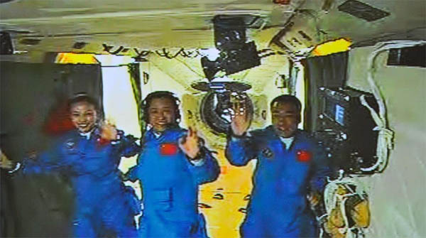 Astronauts of Shenzhou-X enter Tiangong-1
