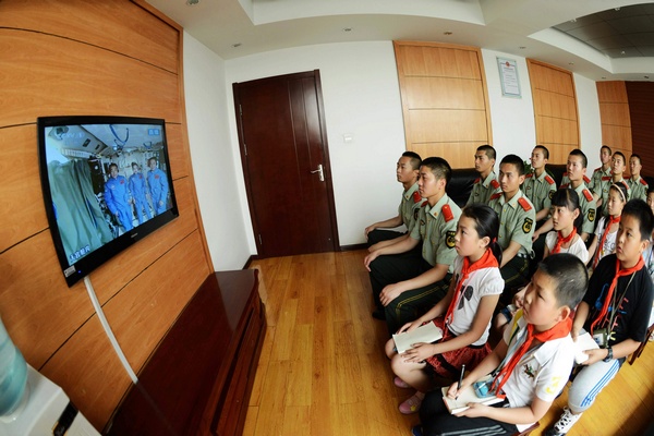 Students in China tune in for live space lecture