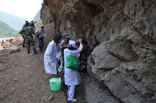 Soldier injured in quake rescue