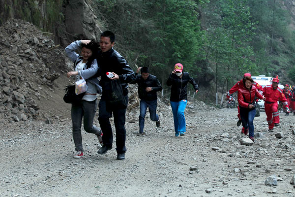 Aftershocks rattle quake-hit Sichuan
