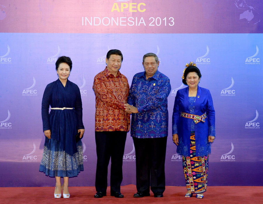 Group photo of leaders and their spouses at APEC