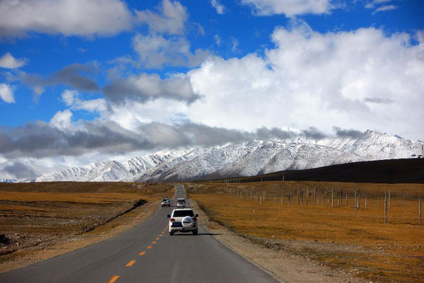 People on the Qinghai-Tibet Highway