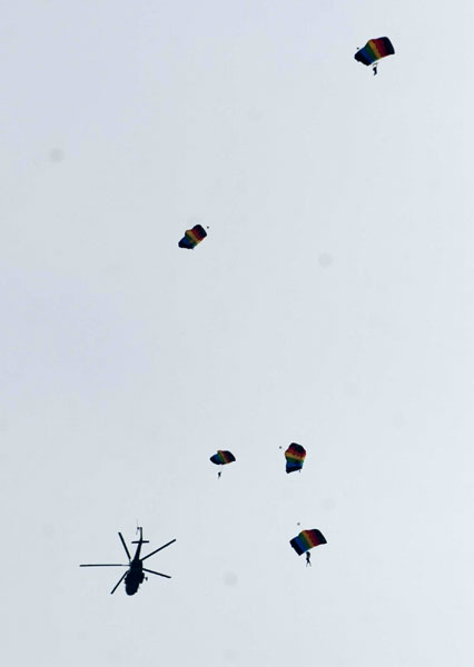 Soldiers practice for HK aerial display