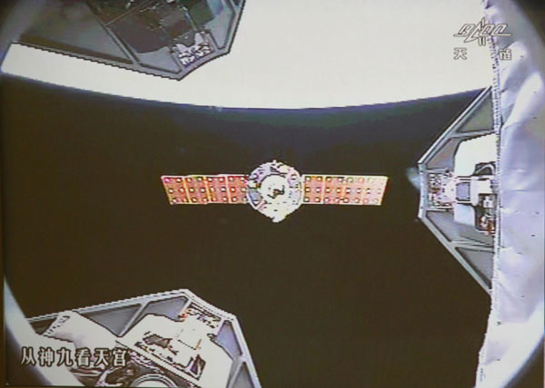 China's first manual space docking successful