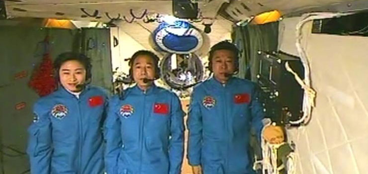 Hu talks with astronauts aboard Tiangong-1
