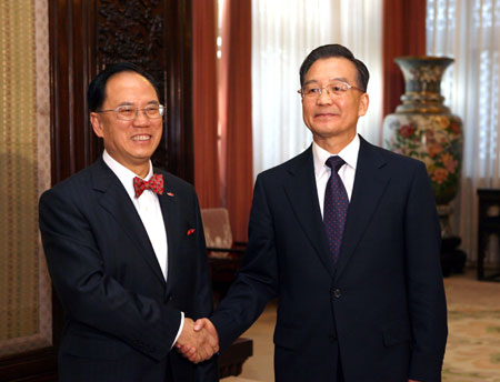 Chinese Premier Wen Jiabao meets with Chief Executive Donald Tsang of Hong Kong Special Administrative Region (HKSAR) in Beijing, Nov. 23, 2007.(Xinhua Photo/Rao Aimin)