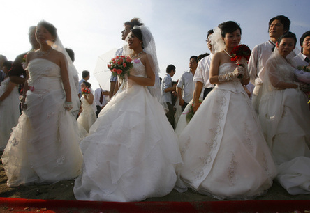 Mass Beach Wedding Ceremony On Taiwan S Northern Coast