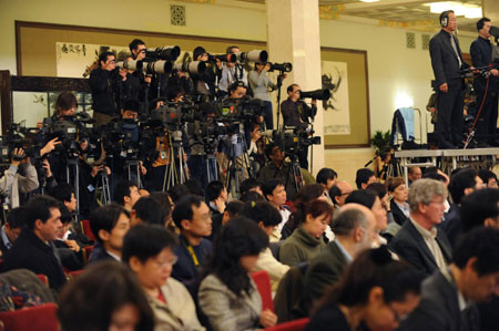 Chinese FM meets journalists on foreign policies