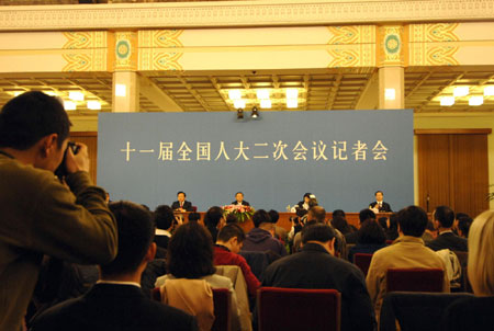 Chinese FM meets journalists on foreign policies