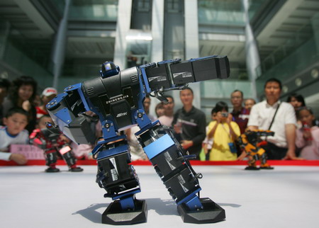 Robots dance at interactive exhibition in E China