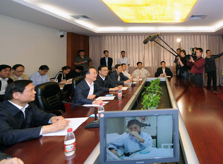 Premier Wen visits Beijing's first A(H1N1) flu patient