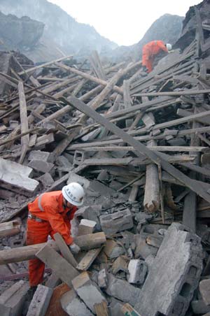 Chongqing landslide buries 87 people