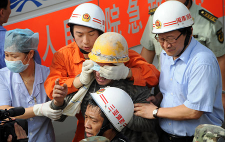 Eight rescued after 64 hours trapped in S China tunnel