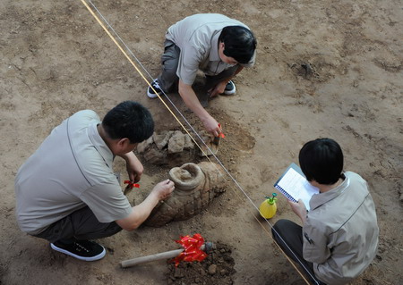 Tourists thrilled as terracotta dig begins