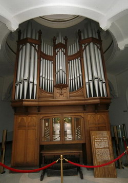 Giant organs settle on China s piano island