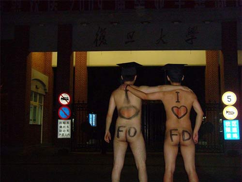 Fudan students mark graduation in naked state