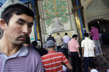 Xinjiang Muslims attend Friday prayer