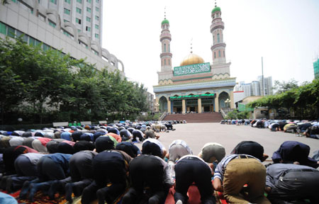 Mosques reopen to prayers in riot-hit Urumqi