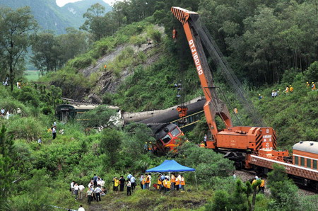 4 killed as train derails in south China