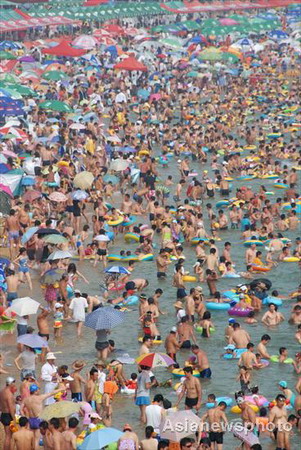 Over 100,000 people swarm into cool sea