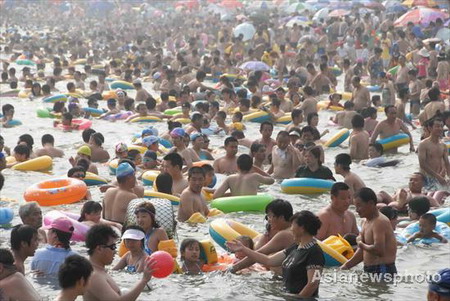 Over 100,000 people swarm into cool sea