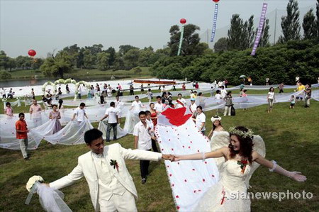 Chinese bride in world's longest wedding dress