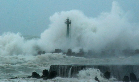 Typhoon Morakot whips Taiwan, nears SE China coast