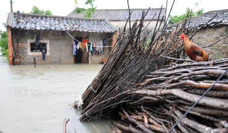 Floods trap 7,250 people in S China island province