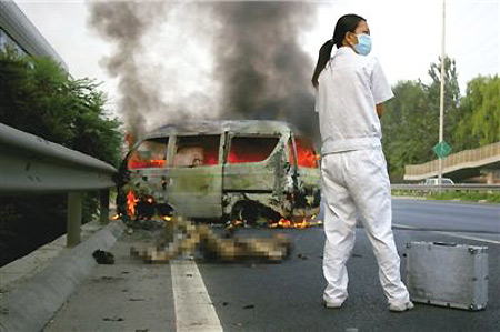 1 dead in minibus fire in Beijing