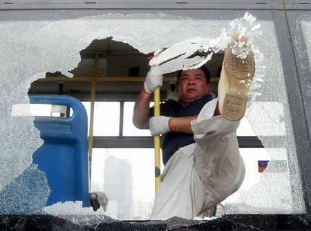 Shanghai buses to have emergency escape windows