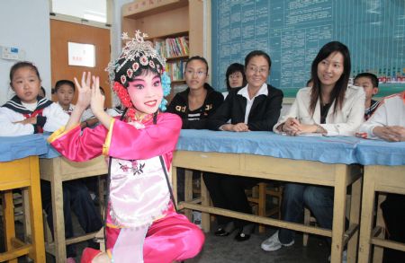 Pupils play Peking Opera as gift for Teachers' Day