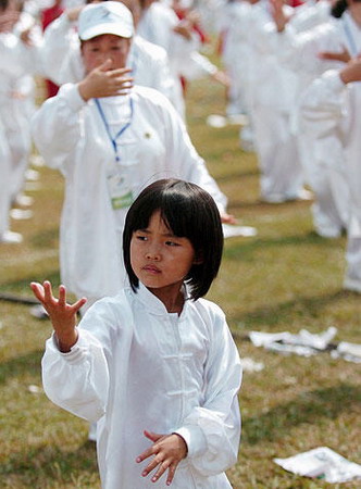 Tens of thousands of Kungfu fans perform Taiji