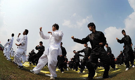 Tens of thousands of Kungfu fans perform Taiji