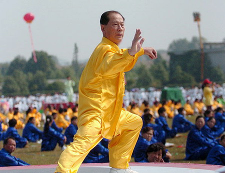 Tens of thousands of Kungfu fans perform Taiji