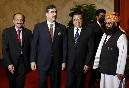 President Hu meets Pakistani PM on advancing bilateral links
