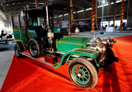 Classic car models draw attention in Shenyang