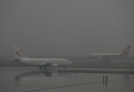 Thick fog strands 10,000 flight passengers in southwest China