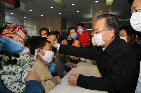 Wen visits H1N1 patients, medical staff
