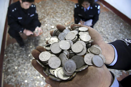 40,000-yuan counterfeit coins seized in Shandong