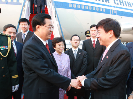 President Hu starts Singapore tour