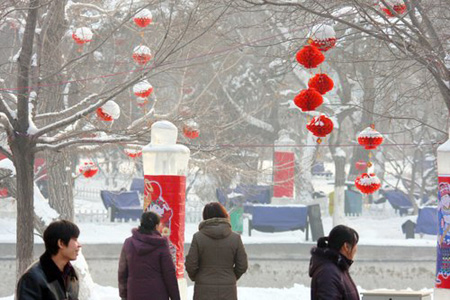 Red lanterns bring joy to Urumqi