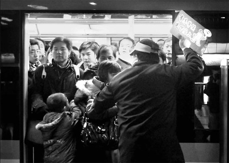 MAN WITH MEGAPHONE PUSH COMMUTERS INTO CROWDED TRAIN SO DOORS WILL CLOSE  RUSH HOUR AT PEOPLE S SQUARE SHANGHAI CHINA Stock Photo - Alamy